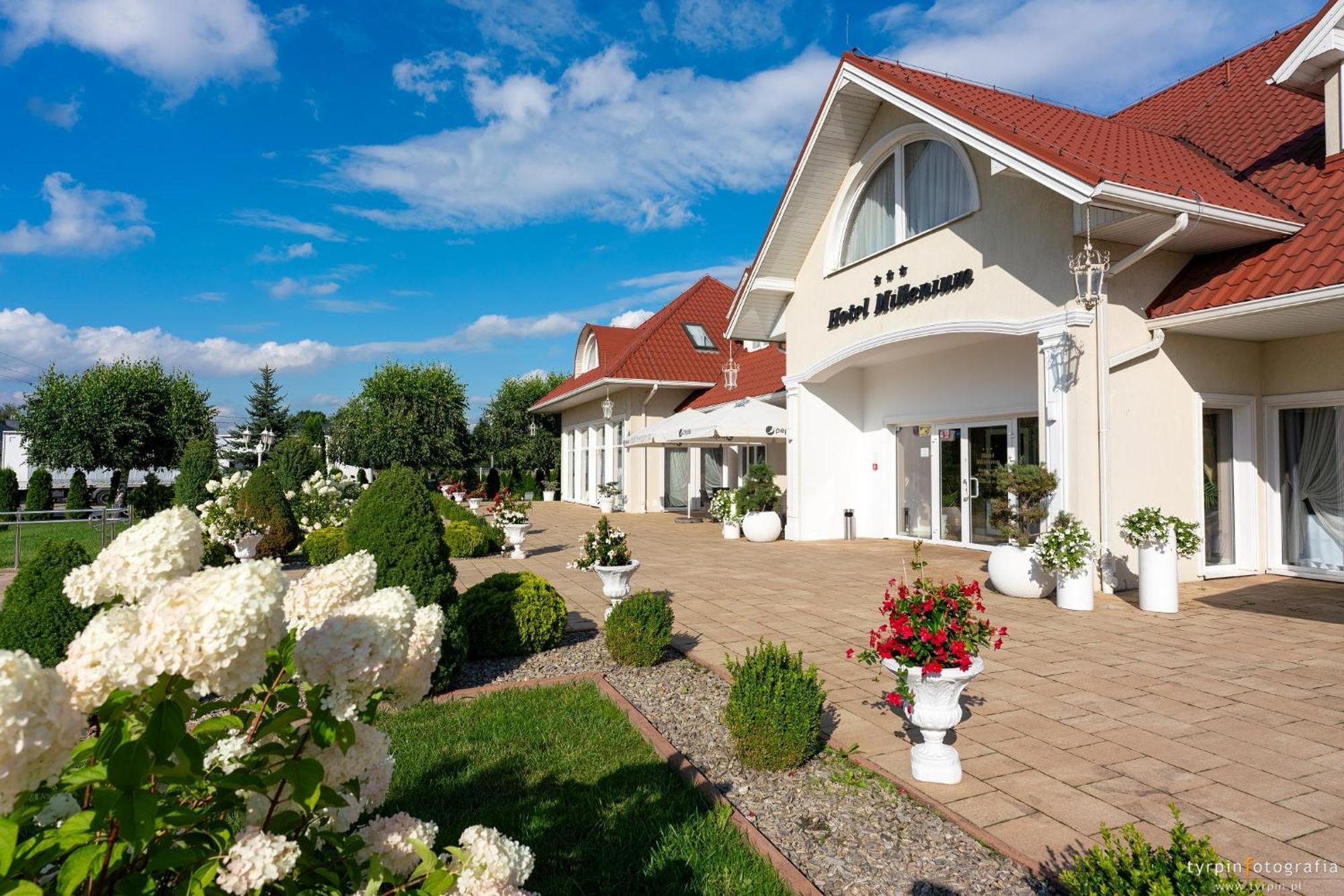 Hotel Millenium Góra Motyczna Eksteriør bilde