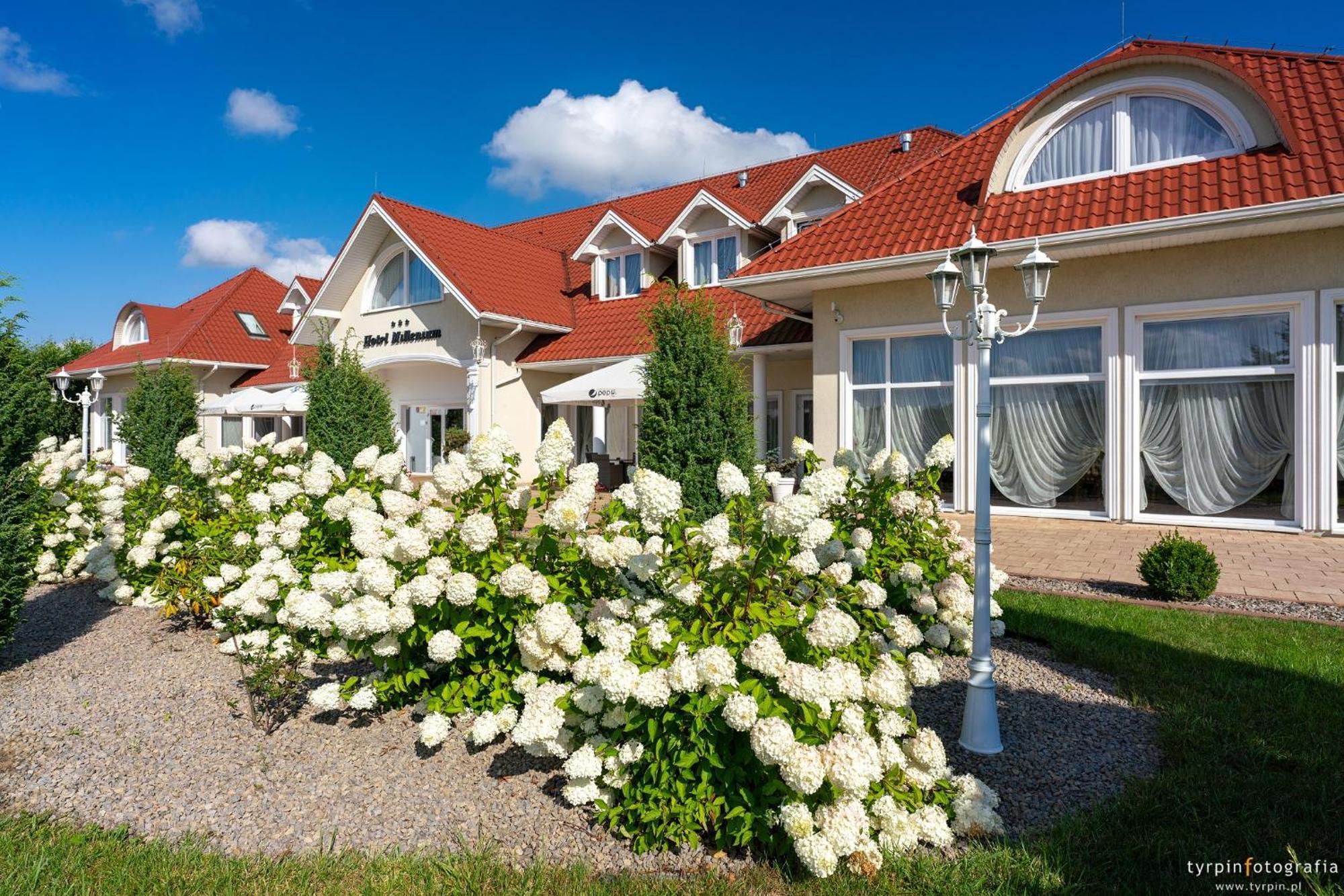 Hotel Millenium Góra Motyczna Eksteriør bilde